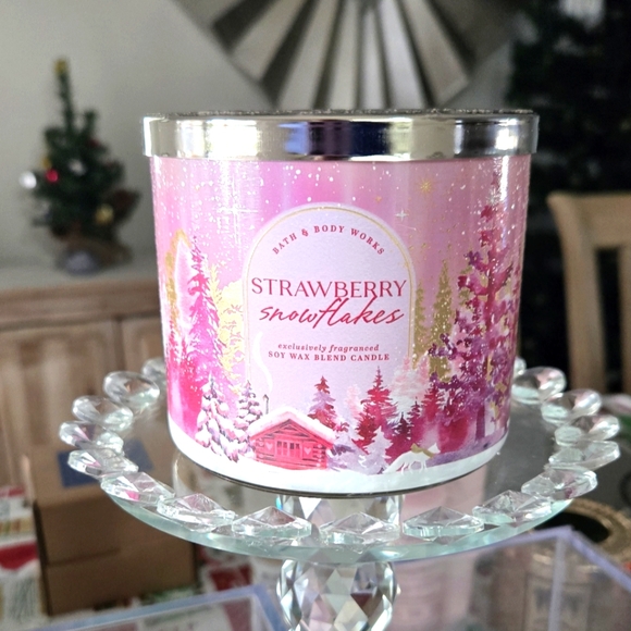 Strawberry Snowflakes Bath & Body Candle - Picture 1 of 9